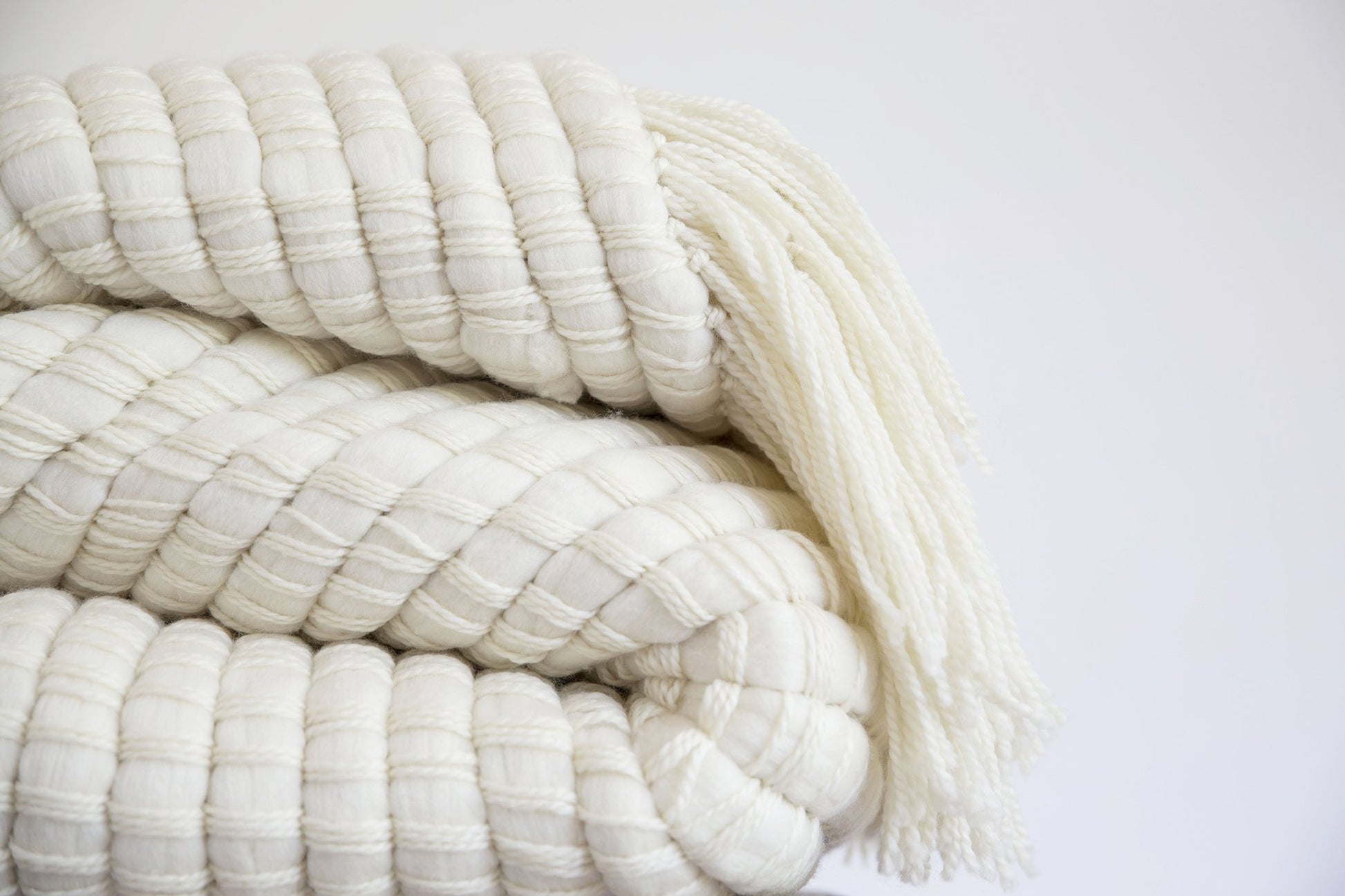 Ivory folded weave blanket in chunky merino wool with fringes - Close shot