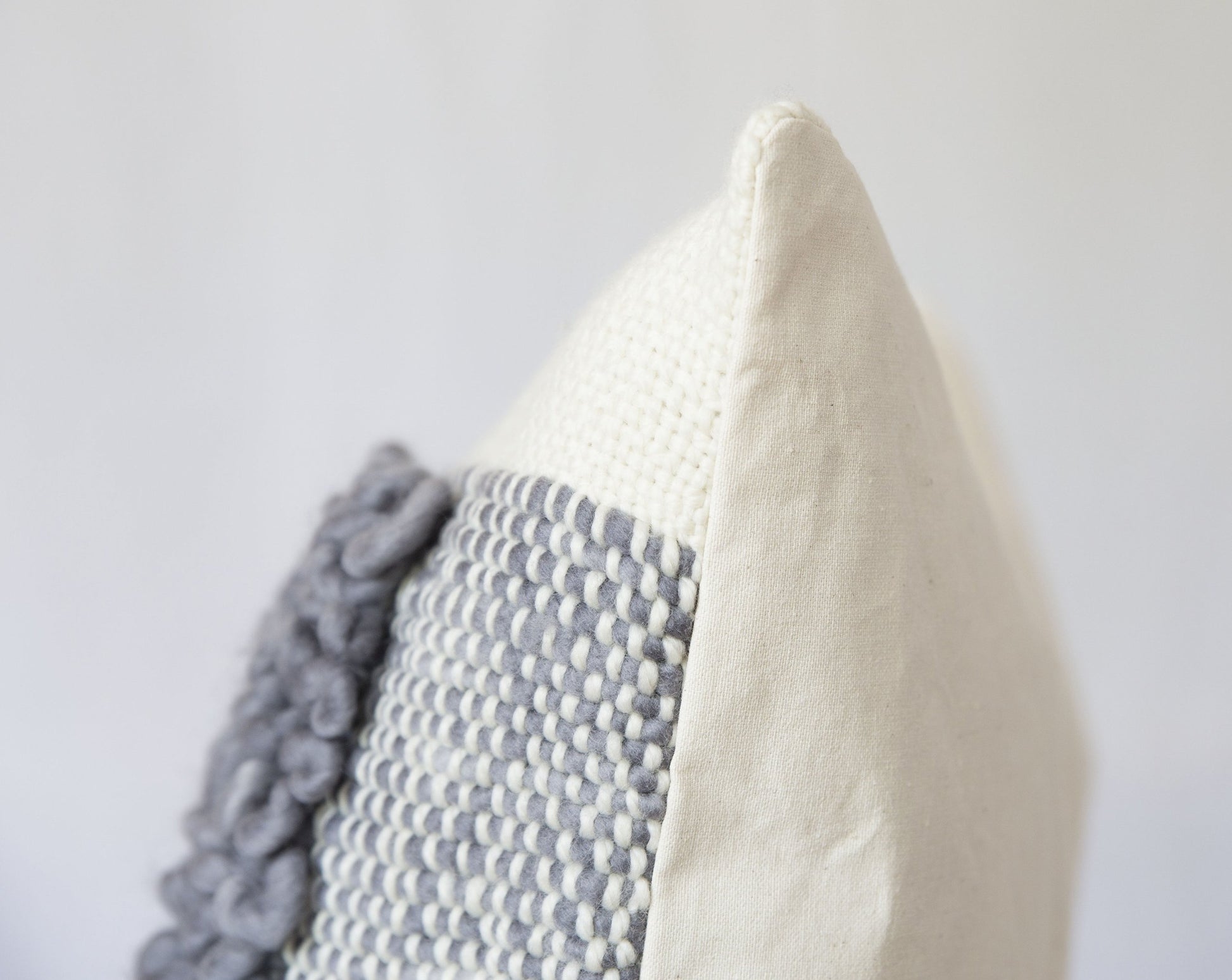 Off white cushion cover tapestry with grey loops in front and organic cotton at the back - Corner close shot