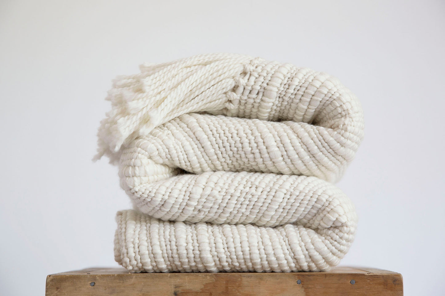 Off white hand weaving blanket in merino wool yarn thin and thick with fringes