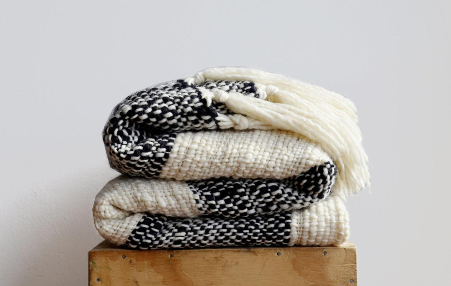 Weighted Blanket in Black & Ivory Merino Wool Cerro 50x94