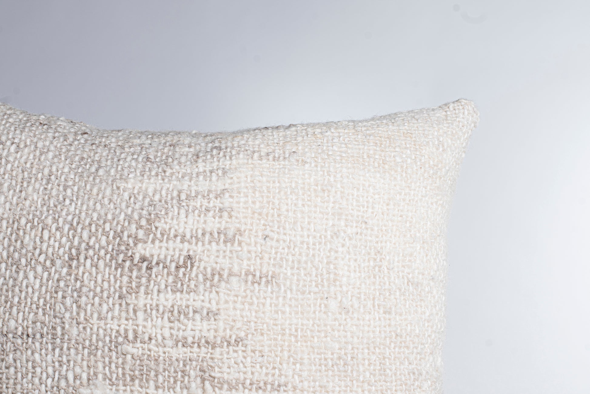 Wool Cushion Cover with Zig-Zag weaving in Ivory and beige - Corner  close shot
